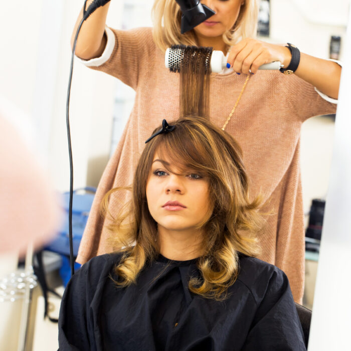 How to Rent a Salon Station vs. a Full Suite